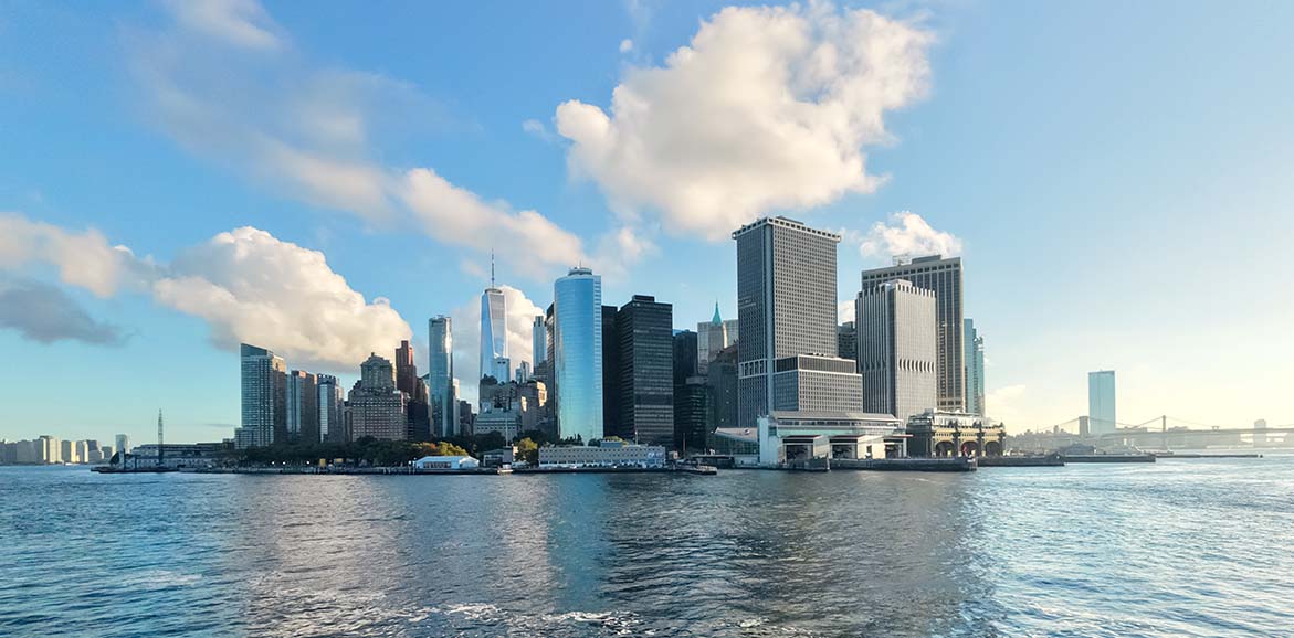 Miasto z wieżowcami nad wodą